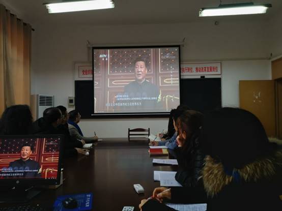 说明: I:\saving\2020年11月至2021年2月\关于组织学习\关于组织观看《为了和平》20201221\m88组织全体教职工观看纪录片《为了和平》\m88教工第一党支部《为了和平》观看学习开展情况\教工第一党支部组织观看照片集\支部集体观看 1.jpg